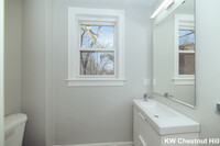 10 Duffley Ct, Unit 2 in Chestnut Hill, MA - Foto de edificio - Building Photo