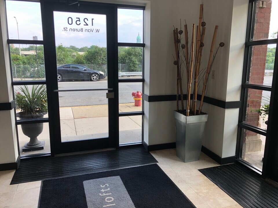1250 W Van Buren St, Unit 615 in Chicago, IL - Building Photo