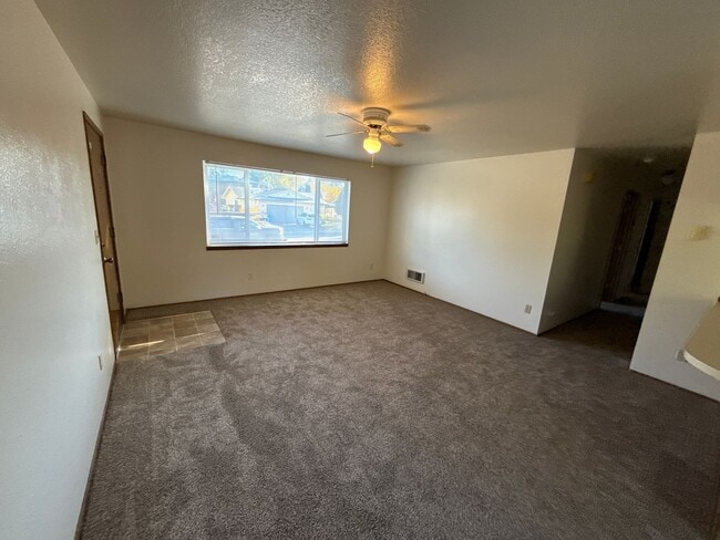 2843 NE Purcell Blvd in Bend, OR - Building Photo - Building Photo