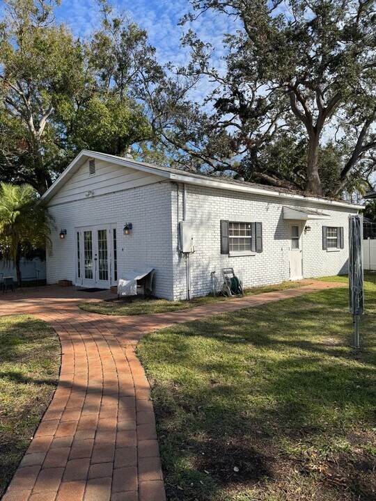 2707 Sanders Dr in Tampa, FL - Building Photo