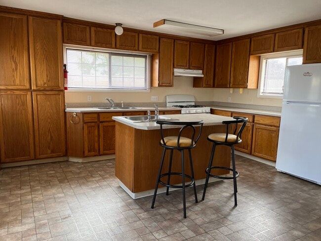 property at 1680 Victor Blvd