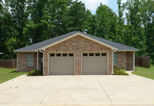 143 McAdams Dr in Tallapoosa, GA - Foto de edificio - Building Photo