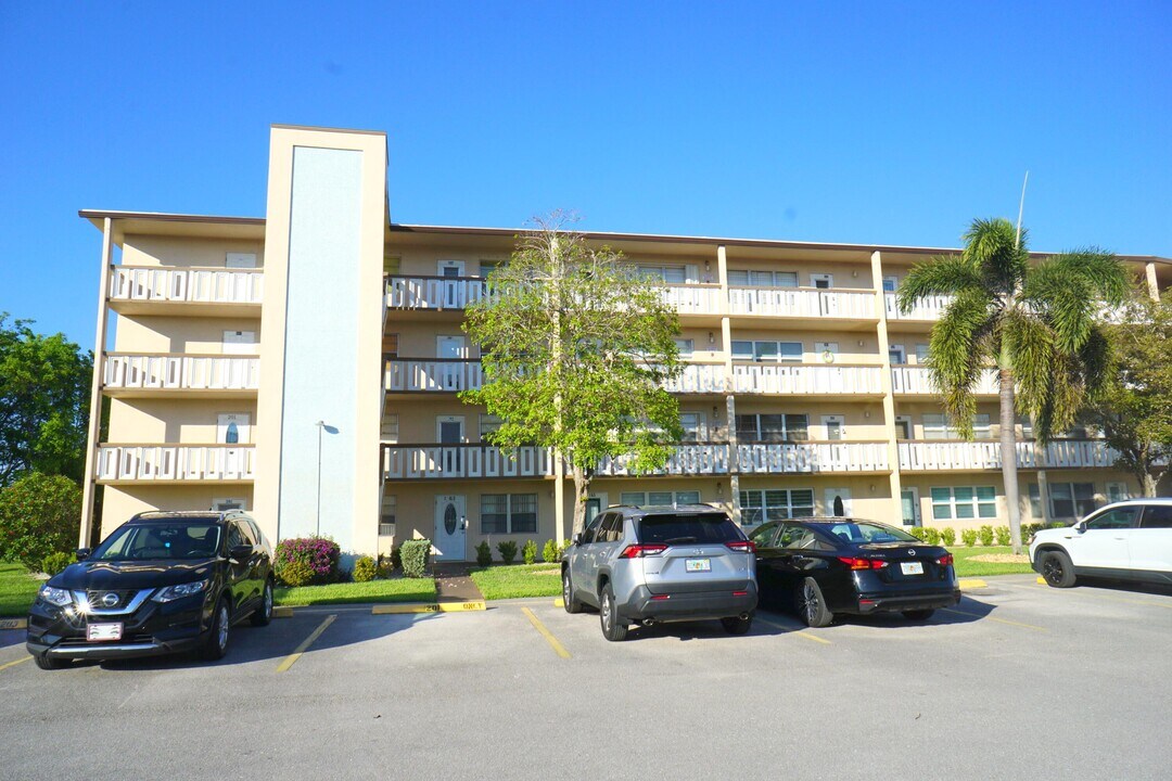 401 Southampton A in West Palm Beach, FL - Building Photo