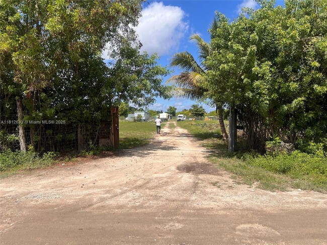 16000 SW 209th Ave in Miami, FL - Building Photo - Building Photo