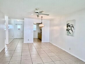 101 Leisure Lake Cir in Boynton Beach, FL - Building Photo - Building Photo