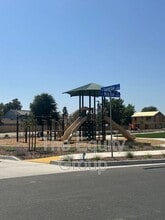 1936 Oaks Ct in Tulare, CA - Building Photo - Building Photo