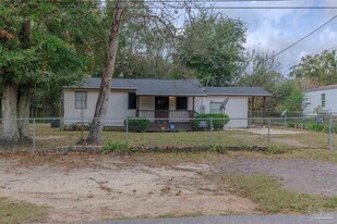 825 Booker Ave in Cantonment, FL - Building Photo