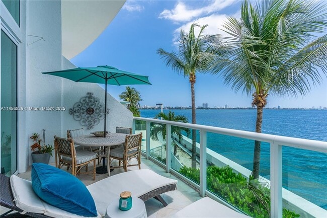 2000 Bay Dr in Miami Beach, FL - Building Photo - Building Photo