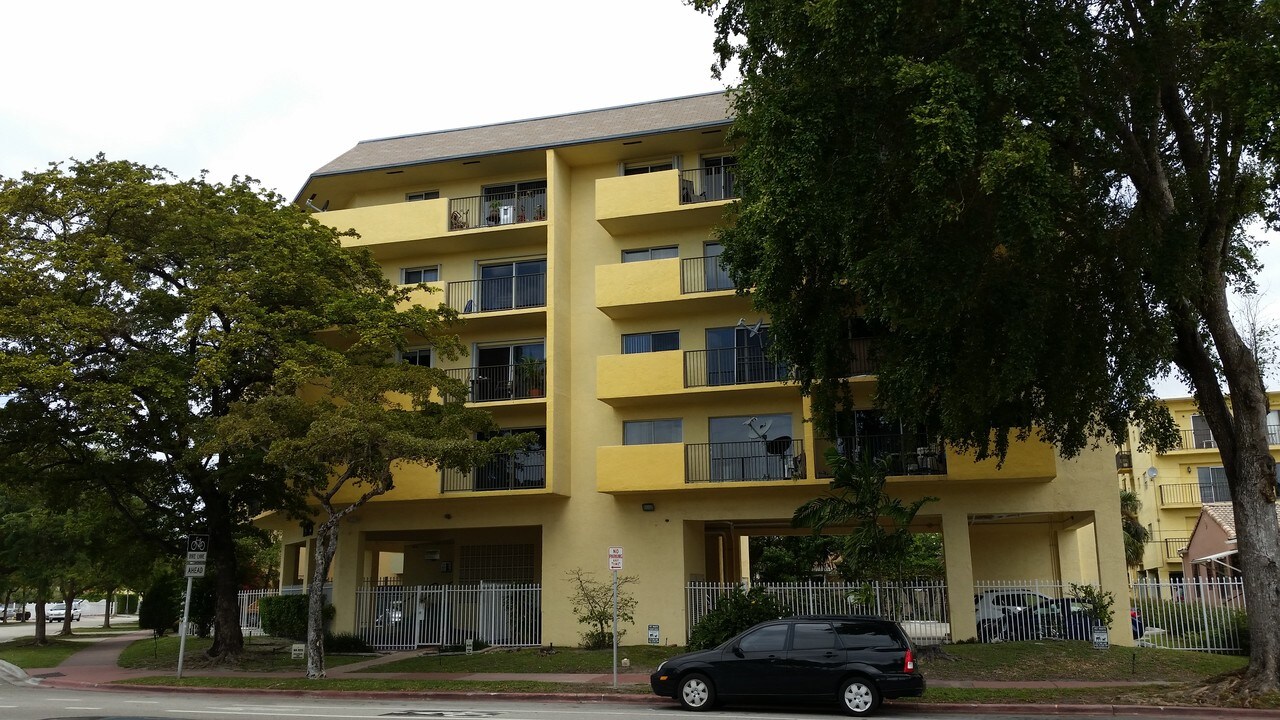 1975 Normandy Dr, Unit 206 in Miami Beach, FL - Foto de edificio