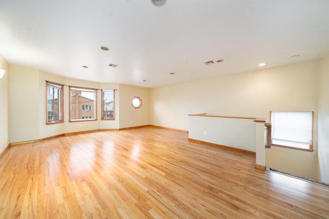 162 W 53rd St in Bayonne, NJ - Building Photo