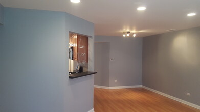 684 Quincy Bridge Ln, Unit 102 in Glenview, IL - Building Photo - Building Photo