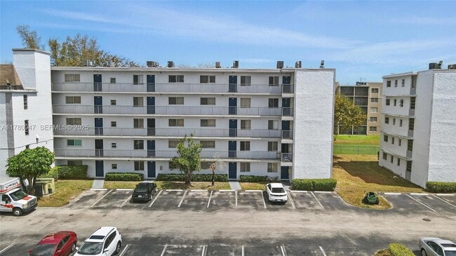 8540 N Sherman Cir in Miramar, FL - Building Photo - Building Photo