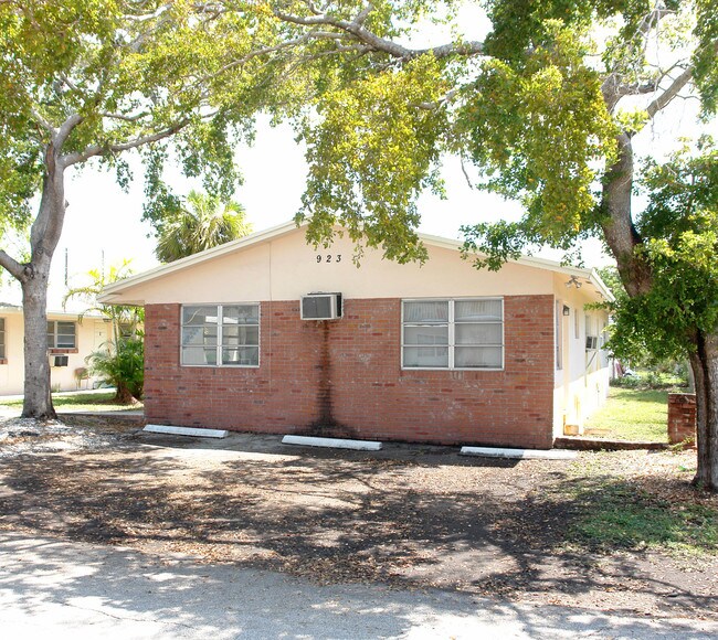 923 SE 2nd Ave in Hallandale Beach, FL - Building Photo - Building Photo