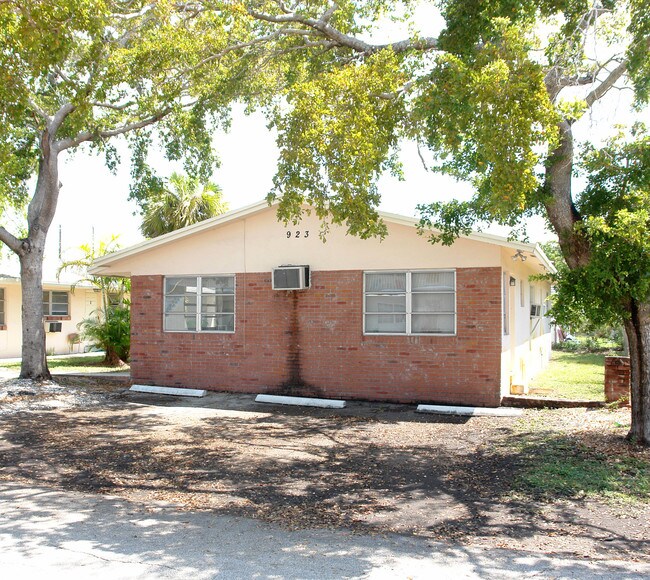 923 SE 2nd Ave in Hallandale Beach, FL - Foto de edificio - Building Photo