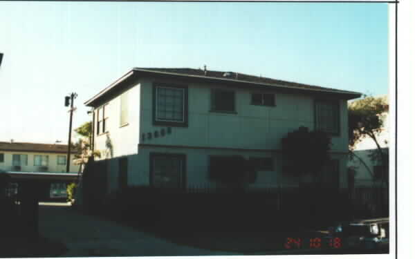 13602-13606 Wyandotte St in Los Angeles, CA - Building Photo - Building Photo