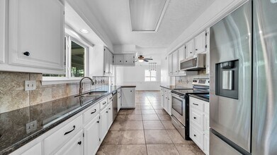 219 April Waters Dr W in Montgomery, TX - Building Photo - Building Photo