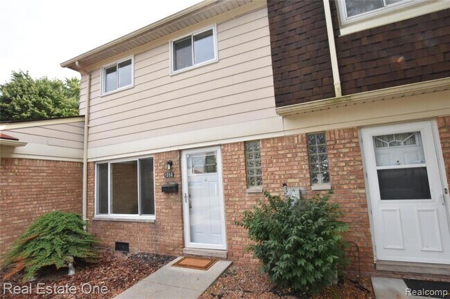 1350 Laurel Valley Dr in Waterford Township, MI - Foto de edificio - Building Photo