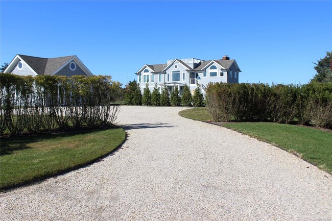 115 Dune Rd in Southampton, NY - Building Photo - Building Photo