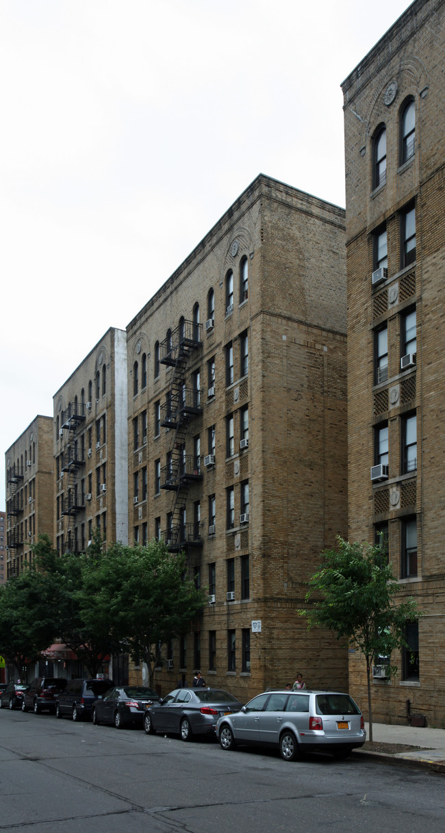 130 W 228th St in Bronx, NY - Foto de edificio - Building Photo