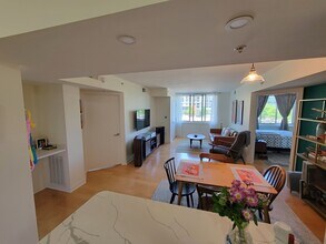 1000 New Jersey Ave SE in Washington, DC - Foto de edificio - Building Photo