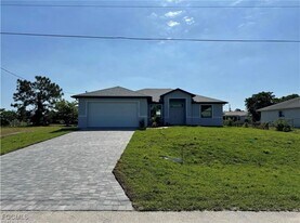 916 Apple Ave in Lehigh Acres, FL - Building Photo