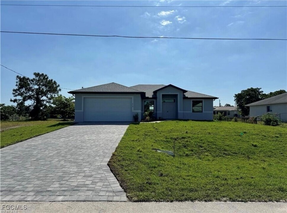 916 Apple Ave in Lehigh Acres, FL - Building Photo
