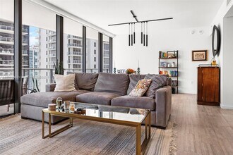 1000 Brickell Plz, Unit 2709 in Miami, FL - Building Photo - Building Photo