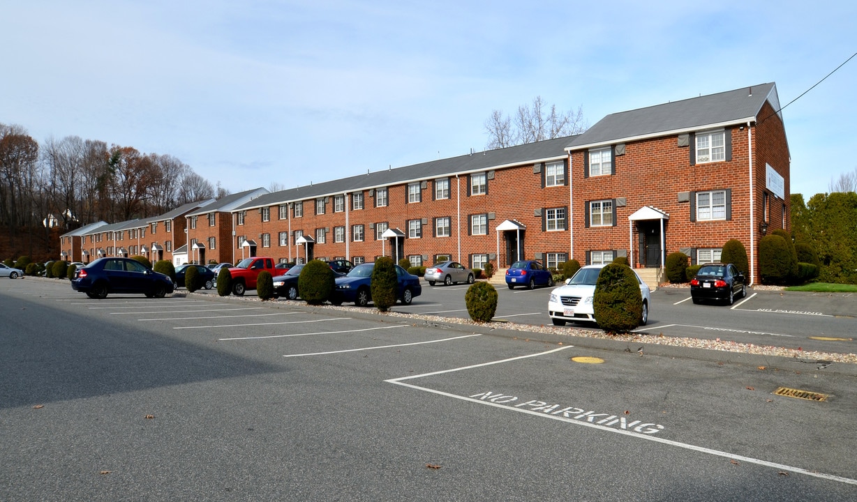 Pilgrim Village in West Springfield, MA - Foto de edificio