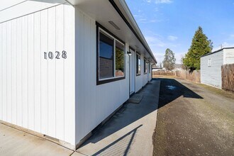 1028 W 11th St in Medford, OR - Building Photo - Building Photo