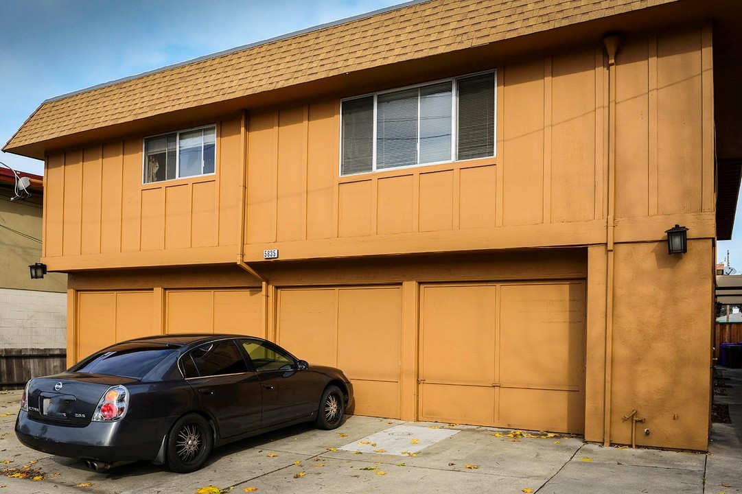 5835 Alameda Ave in Richmond, CA - Building Photo