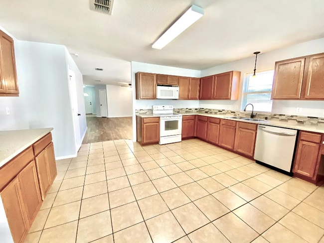 8014 Stowe Springs Ln in Arlington, TX - Building Photo - Building Photo