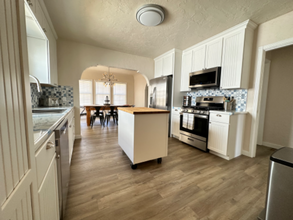 2327 Eureka Way in Redding, CA - Foto de edificio - Building Photo