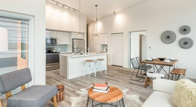 Janus Apartments in Seattle, WA - Building Photo - Building Photo