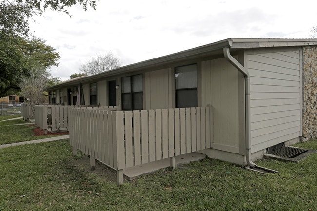 Bel Aire I in Cutler Bay, FL - Foto de edificio - Building Photo