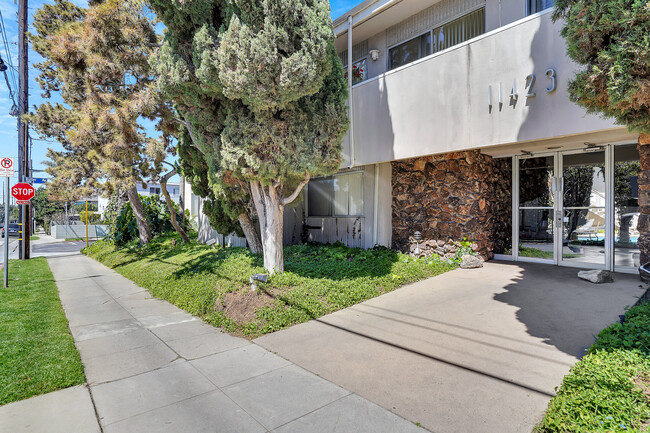 Ohio Apartments in Los Angeles, CA - Foto de edificio - Building Photo