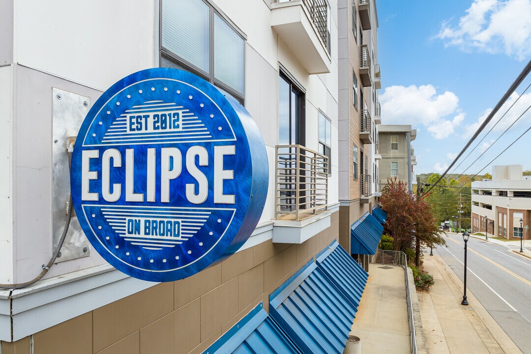 Eclipse on Broad in Athens, GA - Foto de edificio