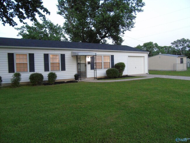 2008 Dellbrook Dr NE in Huntsville, AL - Building Photo - Building Photo