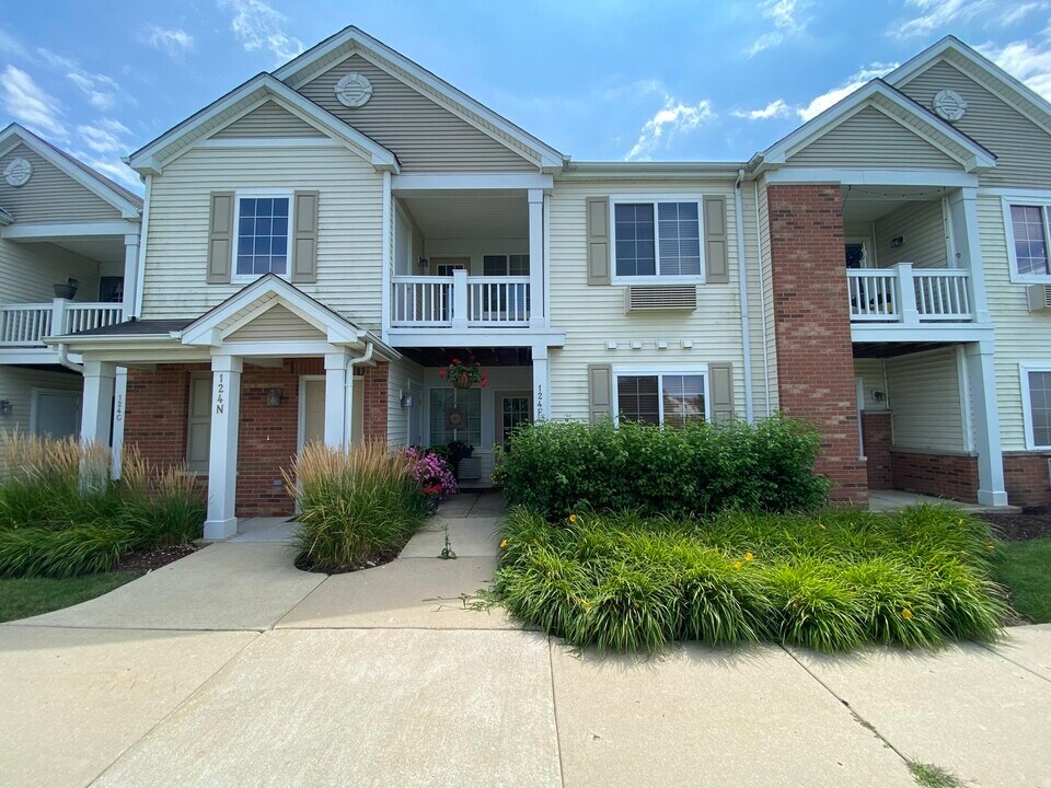 124 Bertram Dr in Yorkville, IL - Building Photo