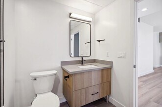 IM 21, Unit 302 in Los Angeles, CA - Foto de edificio - Building Photo