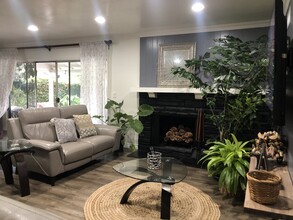 9333 Swinton Ave in North Hills, CA - Foto de edificio - Building Photo