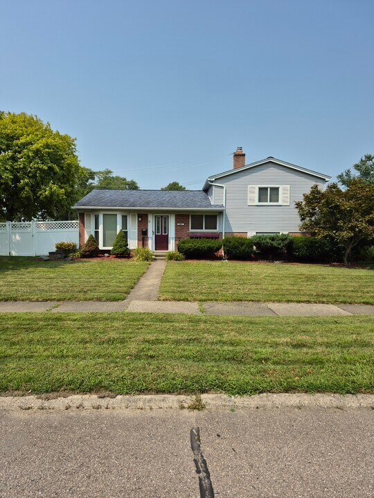 33011 Lynx St in Westland, MI - Building Photo