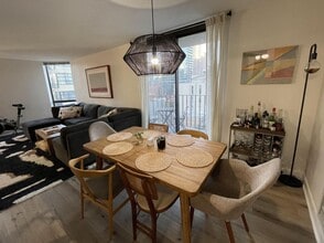 70 W Huron St, Unit 12 in Chicago, IL - Foto de edificio - Building Photo