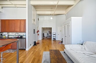 300 COMMUNIPAW Ave in Jersey City, NJ - Foto de edificio - Building Photo