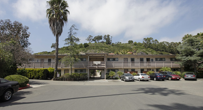 Country Club Apartments in Santa Barbara, CA - Foto de edificio - Building Photo