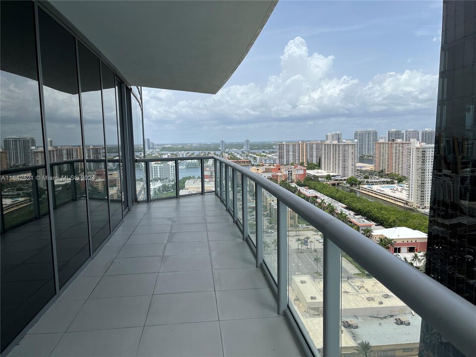 17121 Collins Ave, Unit 2508 in Sunny Isles Beach, FL - Building Photo