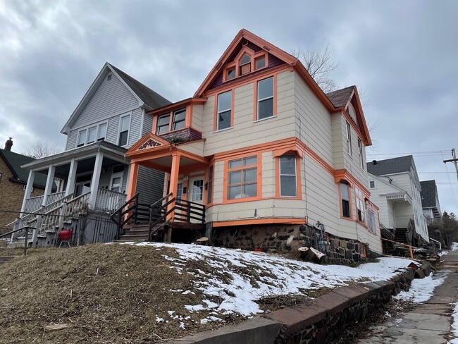 property at 731 E 5th St