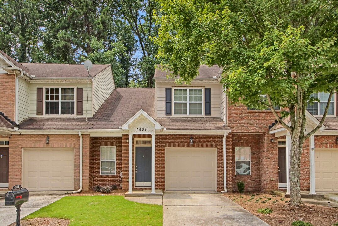 2524 Laurel Cir NW in Atlanta, GA - Building Photo