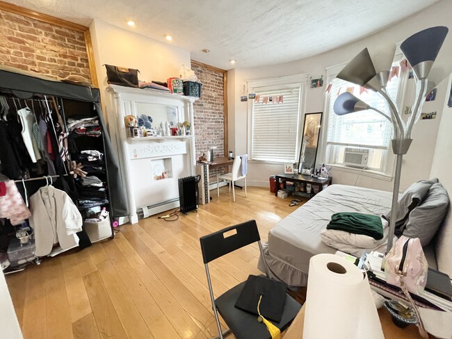 22 S Huntington Ave, Unit 3 in Boston, MA - Foto de edificio - Building Photo