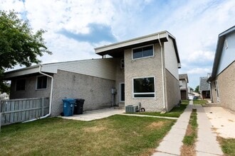 75 Oak Park Walk in Winnipeg, MB - Building Photo - Building Photo