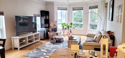 629 Hammond St, Unit E201 in Chestnut Hill, MA - Building Photo - Building Photo